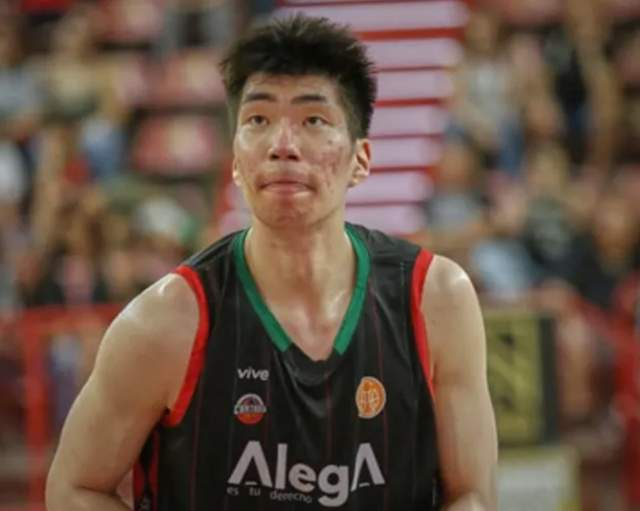 这场有点铁！余嘉豪5中1得8分，错失多个机会，造杀伤能力是真强|篮板|比赛|罚球|男篮|数据_新浪体育_新浪新闻